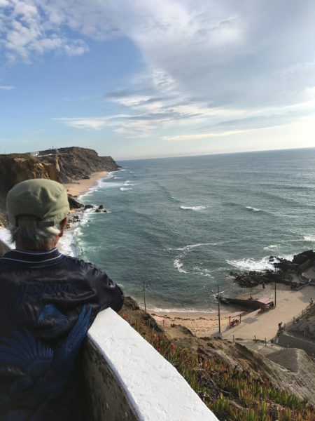 2017年8月 ポルトガル、サンタクルスの海を眺める ©Madada Inc. 